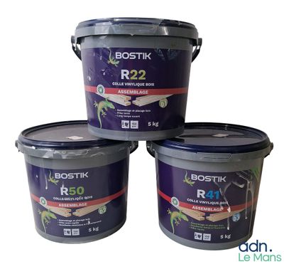 trois seaux de peinture Bostik R25 empilés les uns sur les autres
