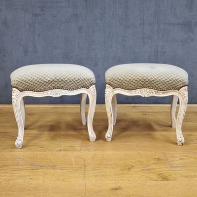 paire de tabourets anciens de style français avec assises rembourrées