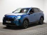 Un SUV bleu est garé dans une pièce dont le sol est en damier.