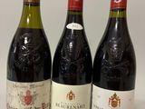 trois bouteilles de vin sont alignées sur une table