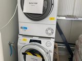une rangée de lave-linge et de sèche-linge dans une pièce