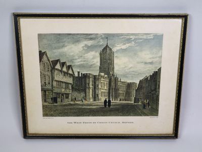une vieille photo d'une rue de la ville avec des bâtiments et une tour horloge