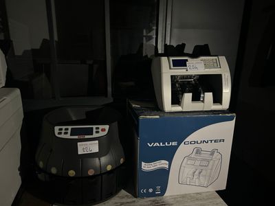 deux machines différentes qui se trouvent l'une à côté de l'autre