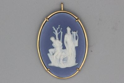 Pendentif en or orné d’un camée sur Wegwood, au dos intaille…