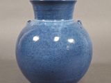 un vase bleu posé sur une table