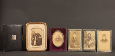 Plusieurs photographies anciennes représentant des personnes sont alignées les unes à côté des autres