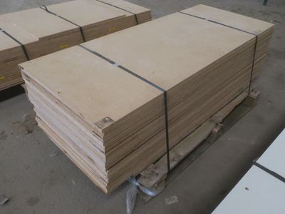 plusieurs piles de cartons empilées les unes sur les autres dans un entrepôt