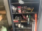 une armoire métallique sur laquelle sont posés de nombreux objets
