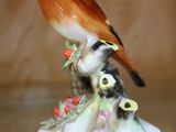une figurine représentant un oiseau posé sur une table