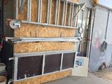 une photo d'un garage avec un cheval à l'intérieur