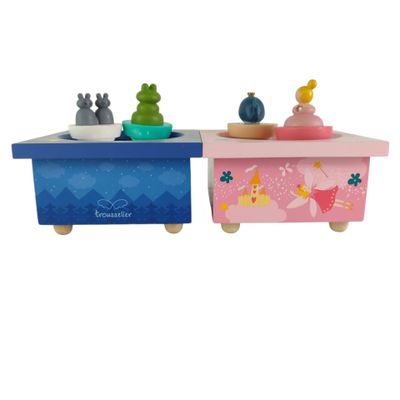 Deux jouets en bois sont posés l'un sur l'autre sur une table.