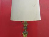 une lampe posée sur une table, avec un mur rouge en arrière-plan