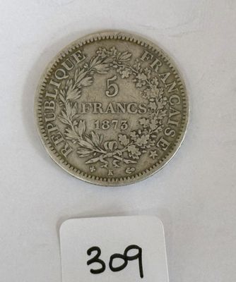 gros plan d'une pièce de monnaie sur une surface blanche avec une étiquette de prix