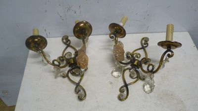 paire d'appliques murales anciennes en laiton ornées de pendants en cristal