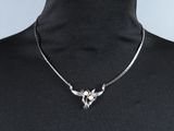 gros plan d'un collier sur un mannequin mannequin mannequin mannequin mannequin mannequin mannequin mannequin mannequin