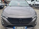 une voiture grise garée dans un parking à côté d'autres voitures