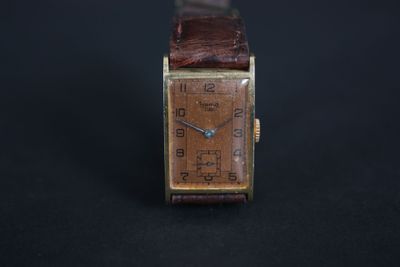 une image représentant une vieille montre sur fond noir