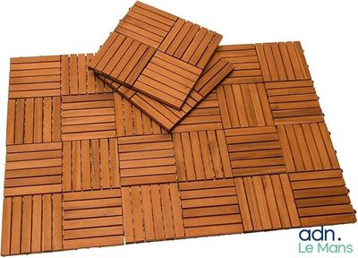 un gros plan sur une pile de tuiles en bois sur fond blanc