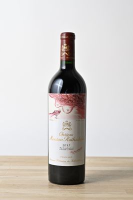 une bouteille de vin rouge posée sur une table en bois