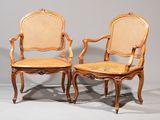 paire de fauteuils à dossier canné de style louis xvi