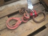 une paire de pinces et une paire de ciseaux sur une palette