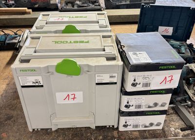 un grand nombre de boîtes empilées les unes sur les autres