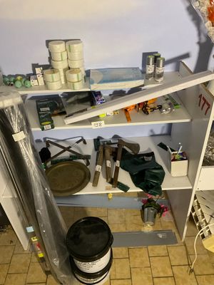 une étagère sur laquelle sont disposés divers objets