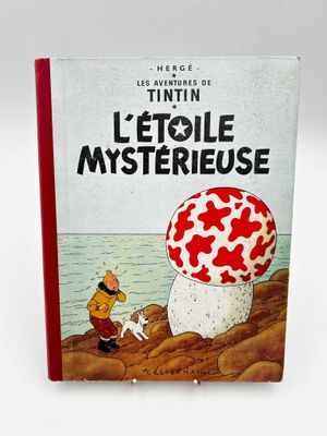 un vieux livre sur lequel figure l'image d'un homme debout à côté d'un champignon géant