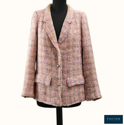 une photo d'une veste pour femme posée sur un mannequin