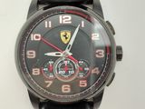 une montre noire avec des points rouges sur le cadran