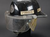 un casque noir muni d'une visière transparente