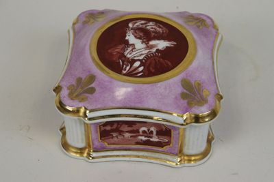 boîte en porcelaine violette et blanche ornée d'une image représentant une femme