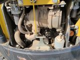 un gros plan sur le moteur d'un tracteur