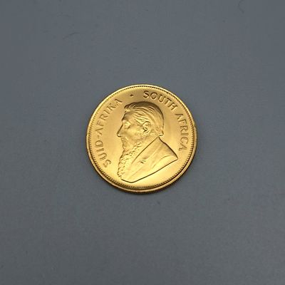 une pièce d'or sur laquelle figure l'image d'un homme
