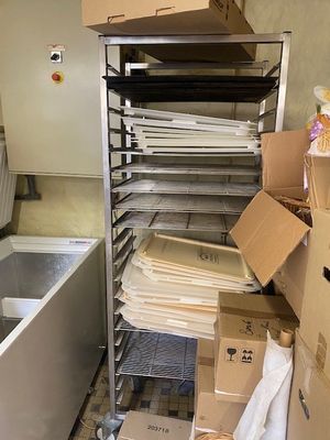 de nombreuses boîtes, les unes à côté des autres, sur les étagères de la cuisine
