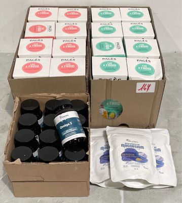 Plusieurs boîtes de médicaments sont posées par terre, les unes à côté des autres.