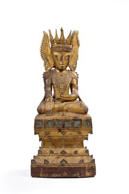 une image représentant une statue d'une personne assise sur un socle