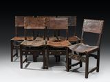 quatre chaises en bois avec des sièges en cuir sont disposées devant un fond noir