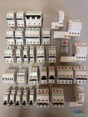 a close up of a bunch of electrical circuit breakers on a wall