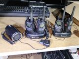 de nombreux modèles différents de talkies-walkies posés sur un bureau