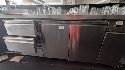 un lave-vaisselle en acier inoxydable au milieu d'une cuisine