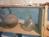 deux vases en verre posés sur une étagère dans une pièce