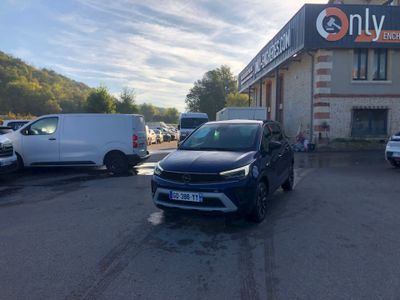 une voiture garée devant un immeuble, sur un parking