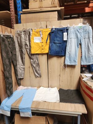 Lot de 4 pantalons et 4 jupes femme, tailles 38, différents coloris. L