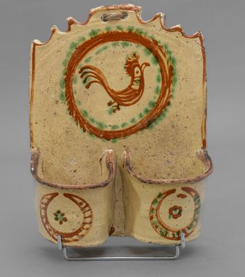 une image représentant un vase en céramique orné d'un oiseau