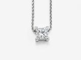 gros plan d'un collier de diamants sur fond blanc
