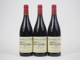 trois bouteilles de vin posées sur une surface blanche