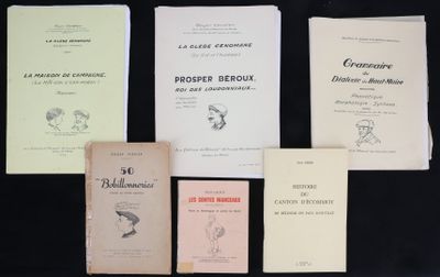 plusieurs livres sont posés sur une table à fond noir