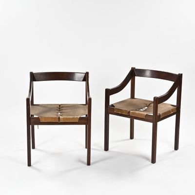 une paire de chaises avec une structure en bois et une assise en cuir