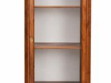une vitrine en bois avec des portes vitrées et des étagères